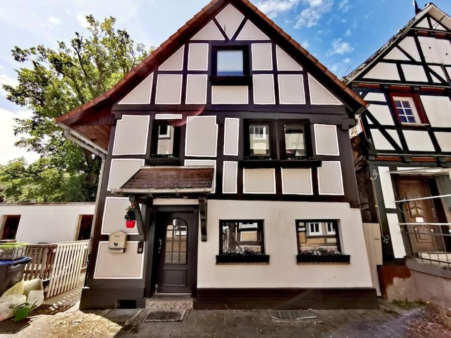 Fachwerkhaus Mitten In Der Altstadt - Ferien In Rotenburg ローテンブルク・アン・デア・フルダ エクステリア 写真
