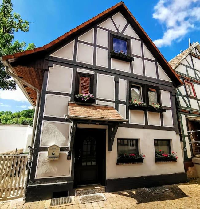 Fachwerkhaus Mitten In Der Altstadt - Ferien In Rotenburg ローテンブルク・アン・デア・フルダ エクステリア 写真